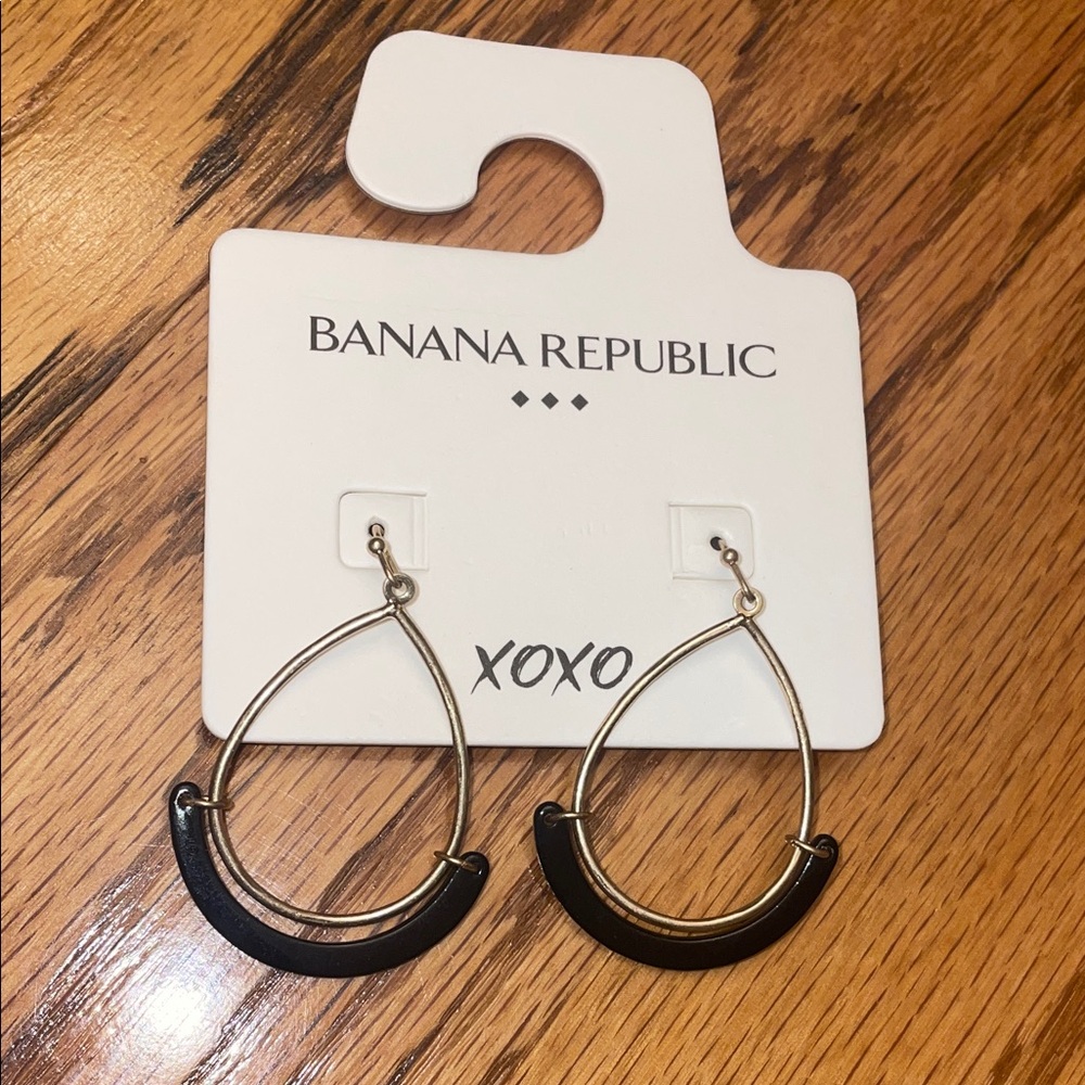 NEW Banana Republic Gold Tone Dangle Wire Hook Earrings